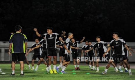 Indonesian national team players attend training session at Madya GBK Stadium, Jakarta, Sunday (8/9/2024). The training session was held in preparation for the third round match of the 2026 World Cup Qualifier Asia Zone against Australia on Tuesday 10 September at Gelora Bung Karno Main Stadium (SUGBK). Goalkeeper Maarten Paes joined the training session with the rest of the national squad, while two naturalised players Mees Hilgers and Eliano Reijnders have not joined the training session at Madya Stadium today.