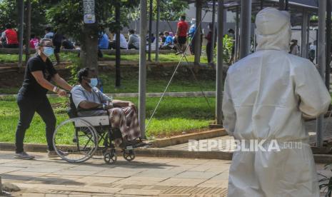 Pasien positif Covid-19 yang berstatus OTG (Orang Tanpa Gejala) saat beraktivitas di RSDC Wisma Atlet, Jakarta, Selasa (26/1). 