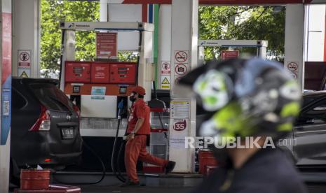 Petugas mengisi bahan bakar minyak (BBM) kendaraan di SPBU Pertamina Riau, Jalan LLRE Martadinata, Kota Bandung, Jawa Barat, Jumat (2/6/2023). 