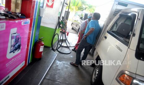 Petugas mengisi bahan bakar minyak (BBM) Pertalite di SPBU Pertamina Retail, Yogyakarta, Rabu (28/6/2022). Mulai 1 Juli mendatang kawasan Yogyakarta menjadi salah satu lokasi uji coba penjualan BBM subsidi Pertalite dan Solar melalui aplikasi Mypertamina. Namun, pembelian BBM melalui sistem aplikasi MyPertamina tidak diperuntukan untuk kendaraan roda dua atau motor. Uji coba ini hanya menyasar kendaraan roda empat atau lebih.