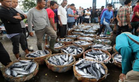 Nelayan membongkar ikan dari perahu setelah kembali dari melaut di pasar ikan tradisional Lampulo di Banda Aceh, Indonesia, Salasa (31/1/2023). Bank Indonesia (BI) optimistis perekonomian negara tumbuh di kisaran 4,5 hingga 5,3 persen seiring ekspor dan konsumsi masyarakat terus menguat.