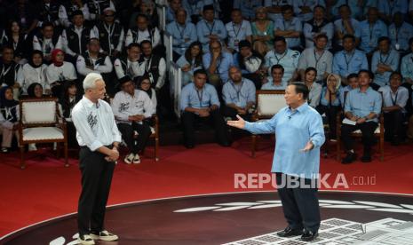 Capres nomor urut 2 Prabowo Subianto (kanan) menjawab sanggahan capres nomor urut 3 Ganjar Pranowo (kiri) saat debat perdana Calon Presiden di Halaman gedung Komisi Pemilihan Umum (KPU), Jakarta, Selasa (12/12/2023). Debat capres perdana mengangkat tema Hukum, HAM, Pemerintahan, Pemberantasan Korupsi, Penguatan Demokrasi, kerukunan masyarakat, dan pelayanan publik.  Debat tersebut berlangsung selama 120 menit yang terdiri dari 6 segmen dan 18 pertanyaan yang dipandu oleh moderator Ardianto Wijaya dan Valerina Daniel.