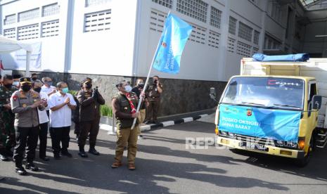 Gubernur Jawa Barat Ridwan Kamil melepas distribusi 700 tabung oksigen untuk wilayah Cirebon, Indramayu, Majalengka dan Kuningan (Ciayumajakuning) di halaman Kantor Migas Hulu Jawa Barat, Jalan Jakarta, Kota Bandung, Rabu (14/7). Saat ini sudah ada posko oksigen di Jawa Barat dan akan diikuti oleh kabupaten dan kota di Jawa Barat, sebagai upaya mencukupi kebutuhan oksigen medis bagi masyarakat di masa pandemi Covid-19.