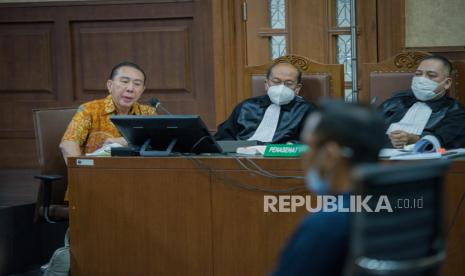 Terpidana kasus cessie Bank Bali Djoko Tjandra mendengarkan kesaksian saksi di Pengadilan Tipikor, Jakarta, Kamis (17/12). Dalam sidang tersebut Jaksa Penuntut Umum (JPU) menghadirkan Andi Irfan Jaya sebagai saksi bersama Wyasa Kolopaking  dalam persidangan perkara gratifikasi pengurusan fatwa Mahkamah Agung (MA) atas nama Djoko Tjandra. Republika/Thoudy Badai