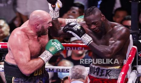 Tyson Fury dari Inggris (kiri) beraksi melawan Deontay Wilder dari AS selama 12 ronde pertarungan gelar juara dunia kelas berat WBC di arena T-Mobile di Las Vegas, Nevada, AS, 09 Oktober 2021.