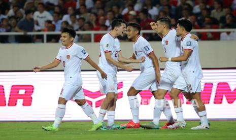 Pemain Timnas Indonesia melakukan selebrasi seusai mengalahkan Vietnam pada pertandingan kualifikasi Piala Dunia FIFA 2026 di Hanoi, Vietnam, Selasa (26/3/2024). Indonesia berhasil mengalahkan Vietnam dengan skor 3-0. Gol untuk Indonesia dicetak oleh Jay Idzes di menit ke-9, Ragnar Oratmangoen menit ke-23 dan Ramadhan Sananta di menit ke-98. 