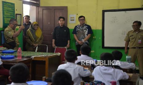 Gibran Rakabuming Raka meninjau uji coba pelaksanaan program Makan Bergizi Gratis (MBG) di SDN 4  Kota Tangerang, Banten, Senin (5/8/2024). Gibran mengusulkan UU Perlindungan Guru.