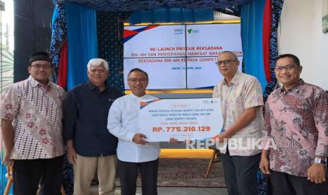 BNI Asset Management (AM) menyerahkan wakaf sebesar Rp 775,21 juta kepada Yayasan Dompet Dhuafa, Jumat (14/4/2023). Dana wakaf ini merupakan sharing fee dari reksa dana pendapatan tetap syariah BNI-AM Dana Dompet Dhuafa.