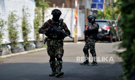 Personel Brimob berjaga di area rumah dinas mantan Kadiv Propam Irjen Ferdy Sambo di Kompleks Polri Duren Tiga, Jalan Duren Tiga Utara I, Jakarta Selatan, Selasa (30/8/2022). Bareskrim Polri menggelar rekonstruksi kasus dugaan pembunuhan Brigadir J di dua lokasi yakni di rumah dinas dan rumah pribadi Irjen Ferdy Sambo dengan menghadirkan lima tersangka diantaranya Ferdy Sambo, Putri Chandrawathi, Bharada Richard Eliezer atau Bharada E, Bripka Ricky Rizal atau RR, serta Kuat Ma