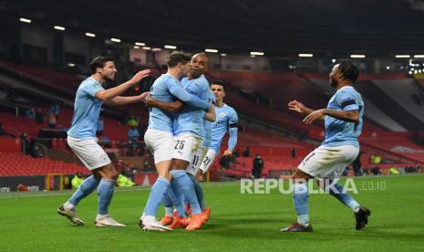 John Stones dari Manchester City (2-L) merayakan mencetak gol pembuka timnya selama pertandingan sepak bola semifinal Piala Carabao Inggris antara Manchester United vs Manchester City di Manchester, Inggris, 06 Januari 2021.