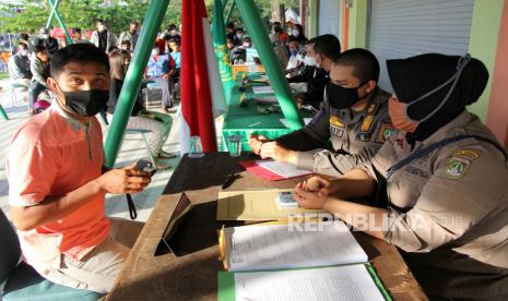 Petugas mendata seorang warga yang melanggar protokol kesehatan (prokes)