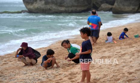 Wisatawan menghabiskan sore hari di Pantai Pulang Sawal, Gunungkidul, Yogyakarta.