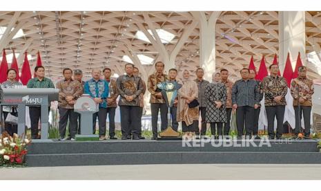 Presiden Joko Widodo didampingi sejumlah menteri dan pejabat meresmikan Kereta Cepat Jakarta Bandung di Stasiun KCJB Halim, Jakarta Timur, Senin (2/10/2023).