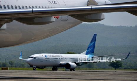 Pesawat Garuda Indonesia memasuki area apron saat tiba di Bandara Internasional Sultan Iskandar Muda, Blangbintang, Kabupaten Aceh Besar, Aceh.  PT Garuda Indonesia (Persero) Tbk kini membutuhkan mitra strategis untuk melanjutkan pemulihan kinerja untuk menjadi perusahaan yang menguntungkan pascapenetapan Penundaan Kewajiban Pembayaran Utang (PKPU). Sebagai pemegang saham, Kementerian Badan Usaha Milik Negara (BUMN) mulai menjajaki peluang yang dapat menjadi investor Garuda Indonesia. 