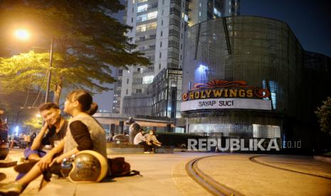 Suasana salah satu bar-resto Holywings di Jakarta, Jumat (24/6/2022). Polda Metro Jaya tengah mendalami kasus dugaan penistaan agama yang dilakukan pihak Holywings terkait promosi minuman beralkohol gratis bagi pengunjung yang bernama Muhammad dan Maria yang tuai kontroversial. Republika/Thoudy Badai