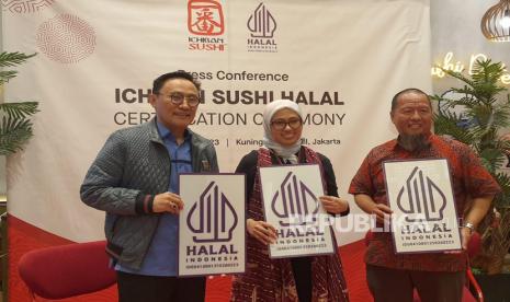 Kepala Badan Penyelenggara Jaminan Produk Halal Muhammad (BPJPH) Aqil Irham, VP Operation Earwell Culinary Indonesia Mustarofah Ahmad, dan Direktur Halal Partnership dan Audit Service LPPOM MUI Muslich menunjukkan sertifikat halal untuk restoran Ichiban Sushi di Kuningan City, Jakarta Selatan, Jumat (31/3/2023).