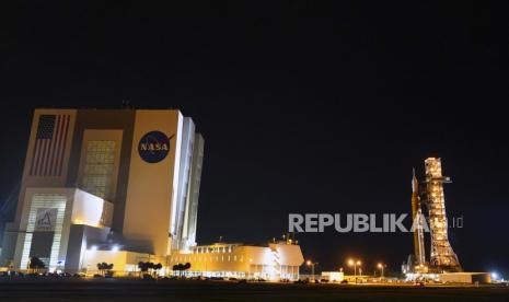 Roket NASA Artemis dengan pesawat ruang angkasa Orion meninggalkan Gedung Perakitan Kendaraan bergerak perlahan ke landasan 39B di Pusat Antariksa Kennedy, Senin, 6 Juni 2022, di Cape Canaveral, Florida. 