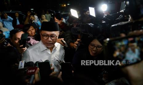 Ketua Umum PAN Zulkifli Hasan menjawab pertanyaan jurnalis saat tiba di kediaman Prabowo Subianto di Jalan Kertanegara IV, Jakarta, Rabu (20/3/2024). Zulhas hadir di kediaman Prabowo dalam rangka acara buka puasa bersama dan menyambut pengumuman hasil Pemilu 2024 oleh KPU RI.