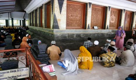 Umat muslim melakukan ziarah di Makam Sunan Kalijaga, Demak, Jawa Tengah, Kamis (31/3/2022). Peziarah ke Makam Sunan Kalijaga akan ramai setiap Bulan Syaban atau sebelum Ramadhan. Mereka yang berziarah kebanyakan dari luar Demak. Wisata religi ke Makam Sunan Kalijaga ini adalah destinasi favorit wisatawan di Demak.