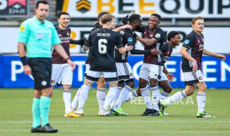  Pemain Feyenoord Rotterdam merayakan gol 0-1 dalam pertandingan Eredivisie Belanda antara Sparta Rotterdam dan Feyenoord Rotterdam di Rotterdam, Belanda, 10 Januari 2021.