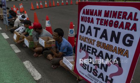 Sejumlah pengunjukrasa yang tergabung dalam Aliansi Masyarakat Anti Mafia Tambang (AMANAT) melakukan aksi mengemis massal di depan Gedung MPR/DPR, Jakarta, Rabu (9/11/2022). Aksi tersebut sebagai bentuk simbol perjuangan dalam menegakan keadilan dan meminta anggota DPR untuk mengambil langkah tegas untuk menyelamatkan hajat hidup masyarakat Sumbawa Barat, NTB, terkait permainan mafia pertambangan di PT Amman Mineral Nusa Tenggara (AMNT). 