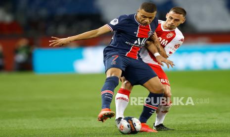 Kylian Mbappe (kiri) dari Paris Saint-Germain dan Ruben Aguilar (kanan) dari Monaco beraksi selama pertandingan sepak bola Ligue 1 Prancis antara Paris Saint-Germain (PSG) dan AS Monaco di Paris, Prancis, 21 Februari 2021.