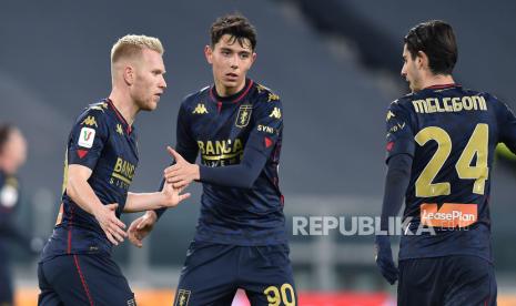  Lennart Czyborra (kiri) Genoa bergembira usai mencetak skor 1-2 pada babak 16 besar pertandingan sepak bola piala Italia Juventus FC vs Genoa FC di Allianz Stadium di Turin, Italia, Kamis (14/1)..