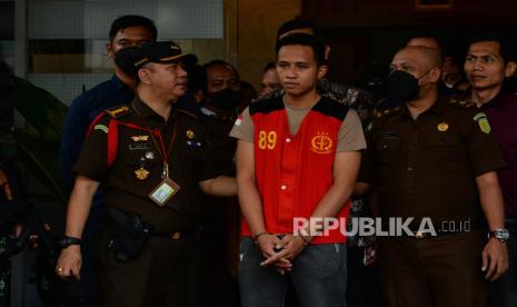 Tersangka kasus pembunuhan berencana Brigadir J, Bharada Richard Eliezer dihadirkan kepada awak media saat pelimpahan perkara di Kejakasaan Agung, Jakarta, Rabu (5/10/2022). Penyidik Bareskrim Polri menyerahkan 11 tersangka dan barang bukti kepada Kejaksaan Agung dalam pelimpahan tahap dua perkara pembunuhan berencana Brigadir J dan penghalangan penyidikan yang menjerat Mantan Kadiv Propam Polri Irjen Ferdy Sambo dan istirnya Putri Candrawathi. Republika/Thoudy Badai