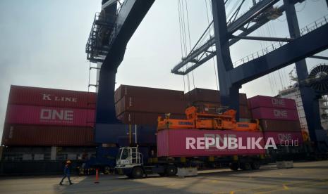 Suasana aktivitas bongkar muat peti kemas dengan menggunakan crane baru usai peresmiannya di Dermaga JICT, Jakarta, Rabu (22/6/2022). Badan Pusat Statistik (BPS) mengumumkan, neraca perdagangan Indonesia mencatatkan surplus sebesar 4,23 miliar dolar AS pada Juli 2022. Angka itu menandai surplus selama 27 bulan berturut-turut sejak Mei 2020.