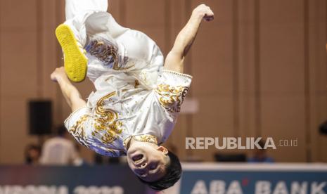 Atlet Taolu Indonesia Edgar Xavier Marvelo beraksi dalam final wushu nomor Changquan putra saat SEA Games 2023 di Chroy Changvar International Convention & Exhibition Center, Phnom Penh, Kamboja, Jumat (12/5/2023). Edgar Xavier meraih medali emas pada nomor tersebut dengan skor 9,713. 