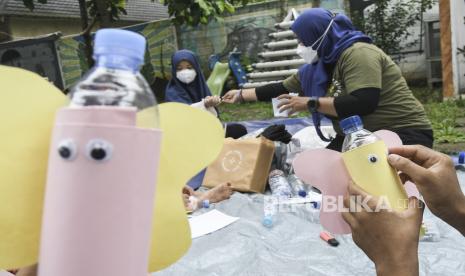 Relawan mengajarkan cara memanfaatkan botol plastik bekas untuk bisa dipasarkan menjadi produk bernilai jual (ilustrasi).