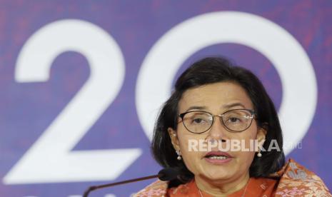 Menteri Keuangan Indonesia Sri Mulyani Indrawati. Dana Moneter Internasional (IMF) dalam World Economic Outlook ( WEO ) pada Juli 2022 kembali merevisi turun perkiraan pertumbuhan ekonomi global periode 2022 dan 2023 masing-masing sebesar minus 0,4 ppt dan minus 0,7 ppt menjadi 3,2 persen dan 2,9 persen. Adapun perkiraan pertumbuhan ekonomi Indonesia juga dipangkas sebesar minus 0,1 ppt menjadi 5,3 persen pada 2022, dan minus 0,8 ppt menjadi 5,2 persen pada 2023.