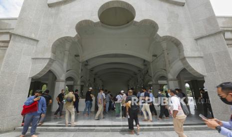 Umat Islam Malaysia berangkat usai salat Jumat di sebuah masjid di Kuala Lumpur, Malaysia, 01 Oktober 2021. Umat Islam di Kuala Lumpur dan Putrajaya diizinkan untuk mengikuti salat Jumat dengan kapasitas masjid yang sebenarnya dengan tetap menjaga prosedur jarak sosial 1,5 meter.