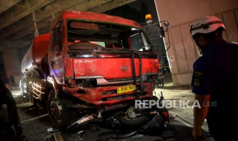 Suasana di lokasi kecelakaan yang melibatkan Truk tangki pengangkut bahan bakar minyak (BBM) dengan sejumlah kendaraan di Jalan Transyogi, Cibubur, Bekasi, Jawa Barat. Pihak kepolisian mengungkapkan berdasarkan hasil olah tempat kejadian perkara (TKP) tak ditemukan bekas rem di lokasi kecelakaan maut Jalan Raya Alternatif Transyogi Cibubur, Bekasi, Jawa Barat.