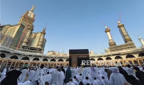 Suasana jamaah haji melaksanakan tawaf.