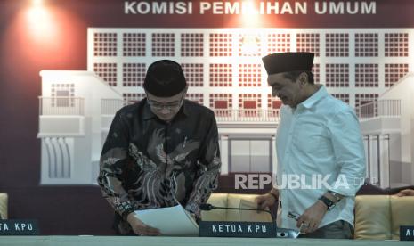 Ketua KPU Hasyim Asyari berbincang bersama Anggota KPU Yulianto Sudrajat usai memberikan keterangan pers terkait persiapan debat Pemilu 2024 di Gedung KPU, Jakarta, Jumat (5/1/2024). Komisi Pemilihan Umum (KPU) akan menggelar debat ketiga Pilpres 2024 dimana merupakan  debat kedua antar capres yang akan digelar di Istora Senayan, Jakarta , Ahad (7/1/2024) malam. Debat tersebut mengangkat tema pertahanan, keamanan, hubungan internasional, globalisasi, geopolitik, dan politik luar negeri.