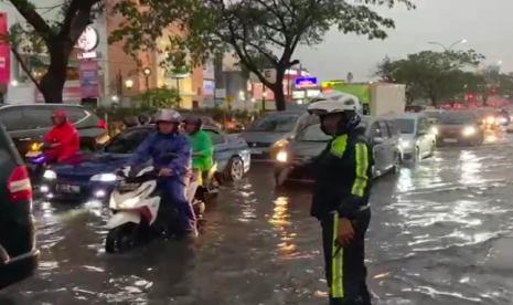 Hujan Deras, Depok Banjir Dimana-mana, Jalan Margonda Tergenang Air 