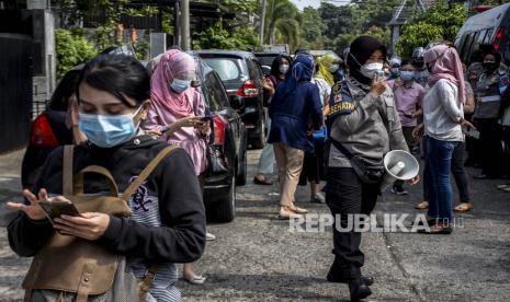 Sejumlah warga menunggu giliran untuk menjalani verifikasi dan pemeriksaan kesehatan sebelum disuntikan vaksin Covid-19 di Perumahan Taman Holis Indah, Kecamatan Bandung Kulon, Kota Bandung, Rabu (9/6). Sebanyak 28 Polsek di wilayah hukum Polrestabes Bandung menggelar vaksinasi Covid-19 secara bergantian yang ditujukan bagi warga kelompok umur pra lanjut usia dan lanjut usia (lansia) dan digelar dari 4 Juni hingga 13 Juli 2021. Foto: Republika/Abdan Syakura