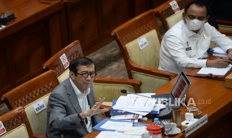 Menteri Hukum dan HAM Yasonna Laoly mengikuti Rapat Kerja dengan Komisi III DPR di Kompleks Parlemen, Senayan, Jakarta, Rabu (9/6). Rapat tersebut membahas rencana kerja bidang legislasi di tahun 2021 dan evaluasi terhadap pelaksanaan rencana prioritas kerja Kementerian Hukum dan HAM tahun 2021 di bidang pemasyarakatan dan keimigrasian.Prayogi/Republika.