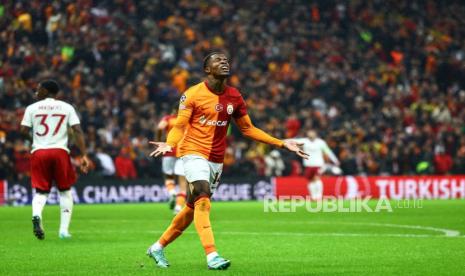 Pemain Galatasaray melakukan selebrasi setelah mencetak gol ke gawang MU. 