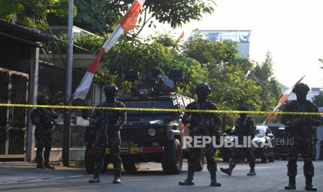 Anggota Brimob melakukan penjagaan di kediaman pribadi Irjen Pol Ferdy Sambo, Duren Tiga, Jakarta Selatan, Selasa (9/8/2022). Tim khusus dari Mabes Polri melakukan penggeledahan di rumah rinas Ferdy Sambo itu.