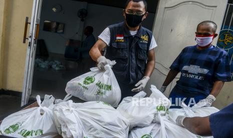 Distribus paket sembako sebagai dampak pandemi Covid-19, ilustrasi