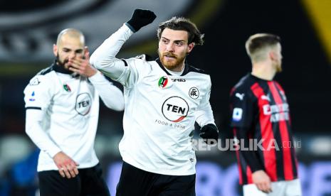 Bek Spezia Italia Simone Bastoni (tengah) melakukan selebrasi usai mencetak gol 2-0 dalam pertandingan sepak bola Serie A Italia Spezia Calcio vs Ac Milan di stadion Alberto Picco di La Spezia, Italia, 13 Februari 2021.