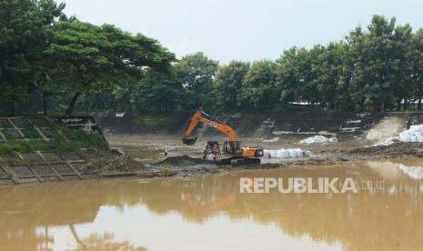 Pekerja menggunakan alat berat untuk mengeruk sedimen di kawasan Dam Jati Sungai Madiun di Magetan, Jawa Timur, Senin (22/2/2021). Pengerukan tersebut dimaksudkan untuk mengurangi risiko bencana banjir akibat terjadinya sedimentasi di Sungai Madiun. 