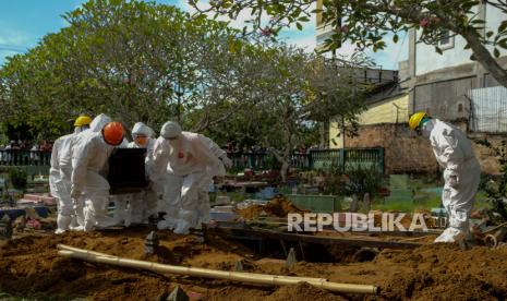 Petugas pemakaman membawa peti jenazah Bupati Bangka Tengah Ibnu Saleh untuk dimakamkan di TPU Jalan Muntok, Kota Pangkalpinang, Kepulauan Bangka Belitung, Ahad (4/10/2020). Bupati Bangka Tengah Ibnu Saleh  meninggal pada usia 58 tahun di Rumah Sakit Bakti Timah (RSBT). Ibnu Saleh sempat dirawat secara intensif karena terkonfirmasi positif Covid-19. (ilustrasi) 