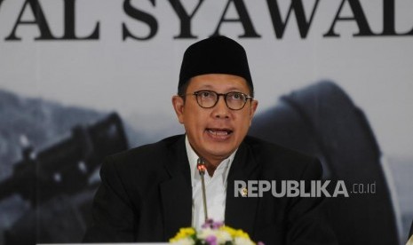 Menteri Agama Lukman Hakim Saifuddin memberikan paparan hasil sidang Isbat di Kantor Kementerian Agama, Jakarta, Kamis (14/6).