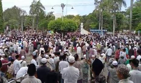 Ribuan Santri Bergiliran Gotong Keranda RKH Fakhrillah Aschal Menuju Pemakaman