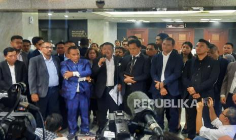 Hotman Paris Hutapea, Otto Hasibuan, Yusril Ihza Mahendra, Fahri Bachmid dan sejumlah advokat lainnya yang tergabung dalam Tim Pembela Prabowo-Gibran usai menyerahkan dokumen kesimpulan atas sengketa Pilpres 2024 di Gedung MK, Jakarta Pusat, Selasa (16/4/2024). 