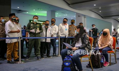 Koordinator Satuan Tugas (Satgas) Penanganan COVID-19 DPR Sufmi Dasco Ahmad (ketiga kiri) bersama petugas Kantor Kesehatan Pelabuhan (KKP) (kedua kiri) berbincang dengan penumpang saat sidak di Bandara Internasional Soekarno Hatta, Tangerang, Banten, Sabtu (23/5/2020). Dalam sidaknya, tim Satgas COVID-19 DPR memeriksa penerapan protokol kesehatan bagi penumpang di bandara tersebut