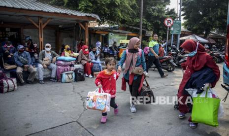 Sejumlah penumpang bersiap menaiki bus di Terminal Kalideres, Jakarta, Rabu (29/7). Menjelang Hari Raya Idul Adha 1441 Hijriah penumpang di Terminal Kalideres mengalami peningkatan karena banyaknya warga yang ingin pulang ke kampung halaman. Republika/Putra M. Akbar